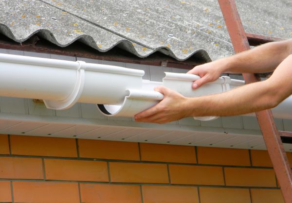 Gutter Hanging in Ellenwood